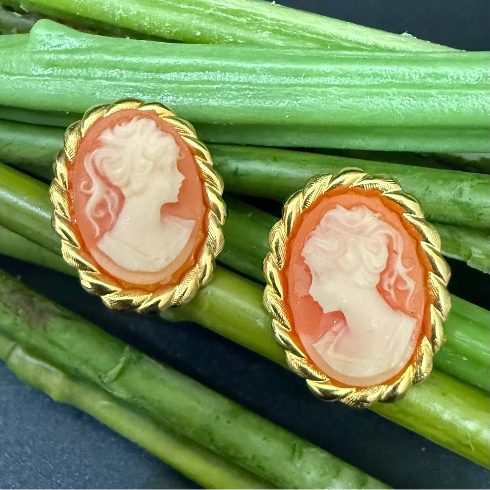 Vintage Unsigned Gold-tone Tiny Cameo Earrings 2.4g.